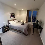 Panoramic View In Canary Wharf Penthouse