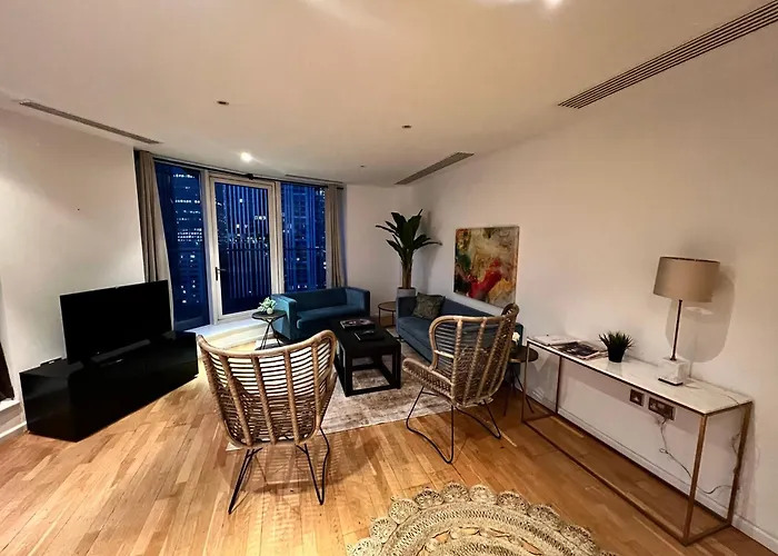 Panoramic View In Canary Wharf Penthouse