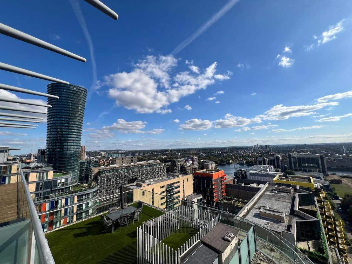 Panoramic View In Canary Wharf Penthouse Apartment London